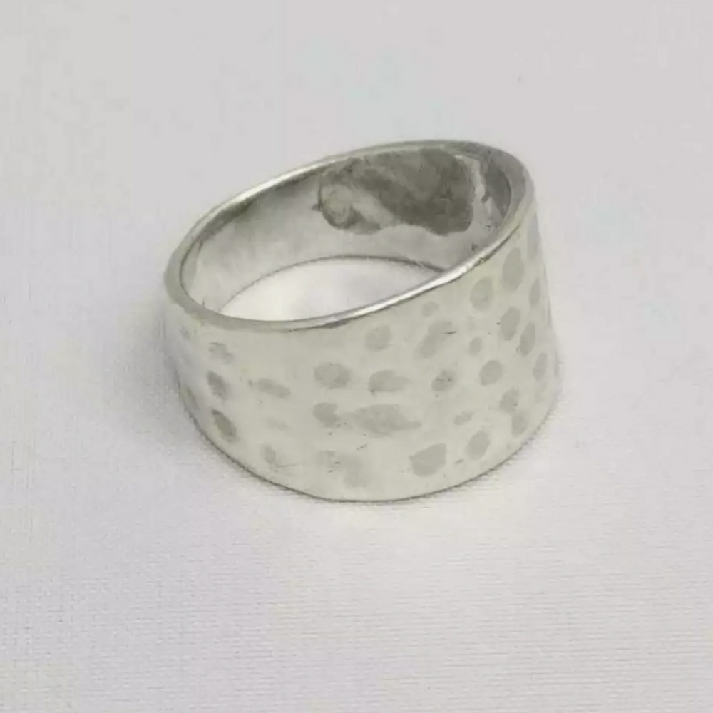 NF SIGNED HAMMERED STERLING SILVER RING
